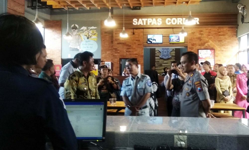 Kapolres Mojokerto AKBP Setyo Koes Heriyatno meninjau pelayanan kepolisian yang diresmikan di Ngoro Industri Plant