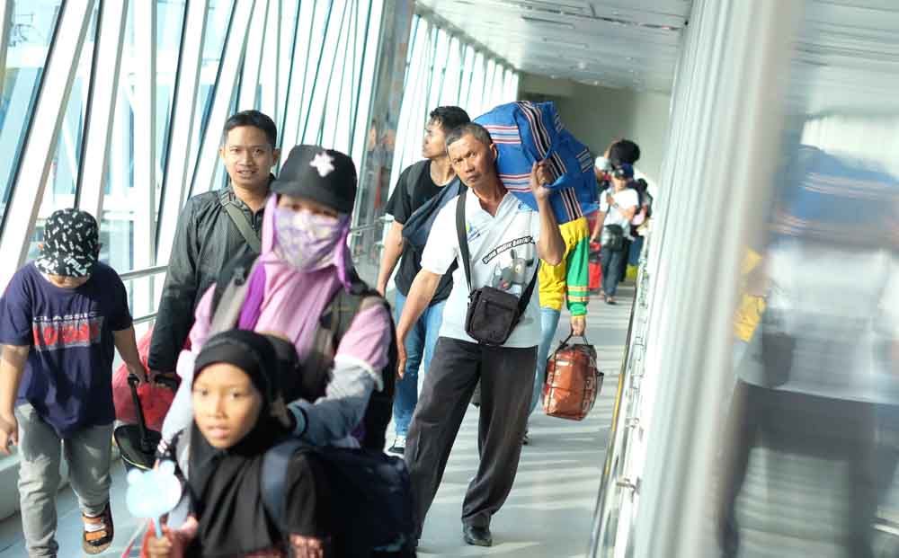 Penumpang di Pelabuhan Tanjung Perak