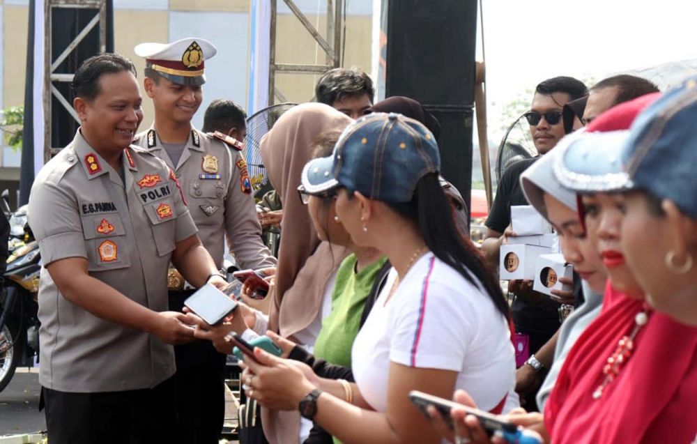Kapolres Tulungagung AKBP Eva Guna Pandia saat peluncuran aplikasi SIM Astuti dan SKCK Online