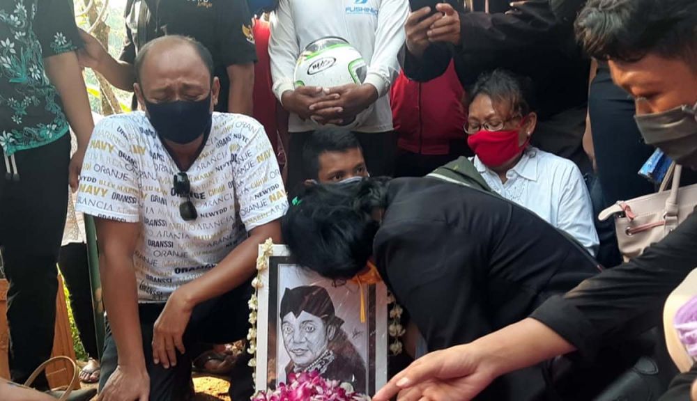 Keluarga menangis di makam Didi Kempot
