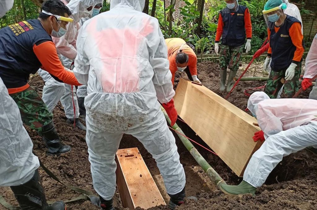 Proses pemakaman jenazah bapak-anak pasien Covid-19 di Ponorogo