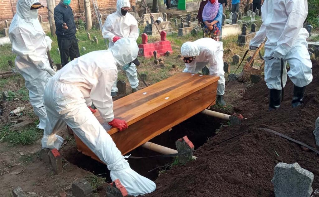 Tim BPBD Ponorogo melakukan pemakaman salah satu jenazah pasien Covid-19