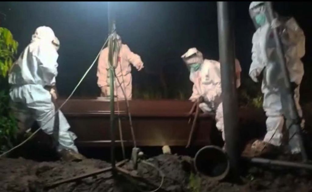 Proses pemakaman jenazah pasien Covid-19 (Foto: Dok. jatimnow.com)