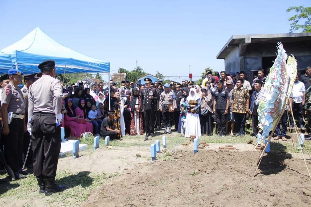 Proses pemakaman jenazah Iptu Ainur Rofiq dipimpin Kapolres Jember AKBP Alfian Nurrizal