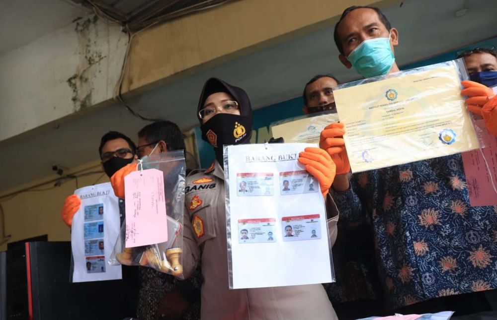 Barang bukti pemalsuan KTP, SIM dan ijazah yang libatkan Berry Prima dibeber di Mapolres Pelabuhan Tanjung Perak, Surabaya