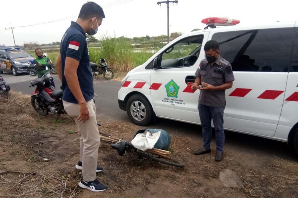 Sepeda angin yang dipakai pemancing tergeletak di tepi jalan