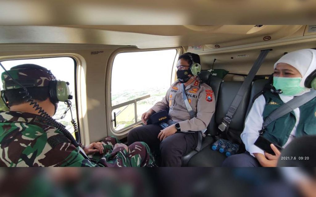 Gubernur Jatim Khofifah Indar Parawansa, kapolda dan pangdam saat memantau penyekatan PPKM Darurat dari udara