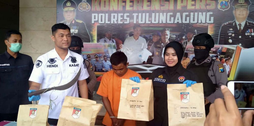 Tersangka pembacokan dan barang bukti diamankan di Mapolres Tulungagung