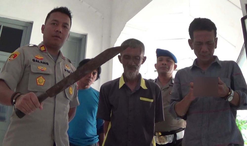 Kapolsek Bubutan AKP Ari Galang Suputro menunjukkan parang yang dipakai pelaku Suharso untuk membacok ibu dan anak