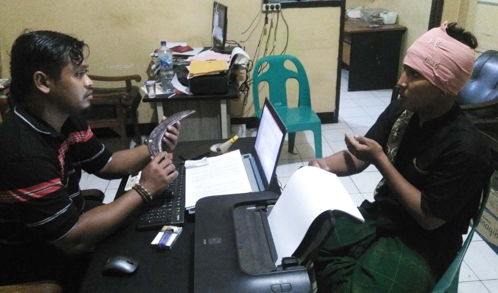 Korban pembacokan (kanan) saat dimintai keterangan Penyidik Unit Reskrim Polsek Mayangan, Kota Probolinggo