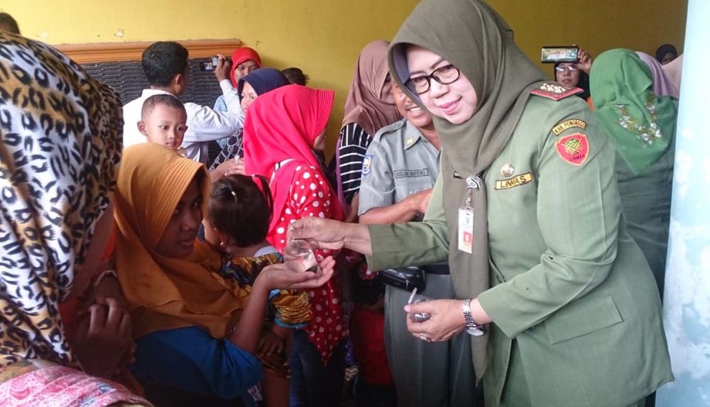 Cegah Demam Berdarah, Dinkes Ponorogo Bagikan Ratusan Ekor Ikan Cupang