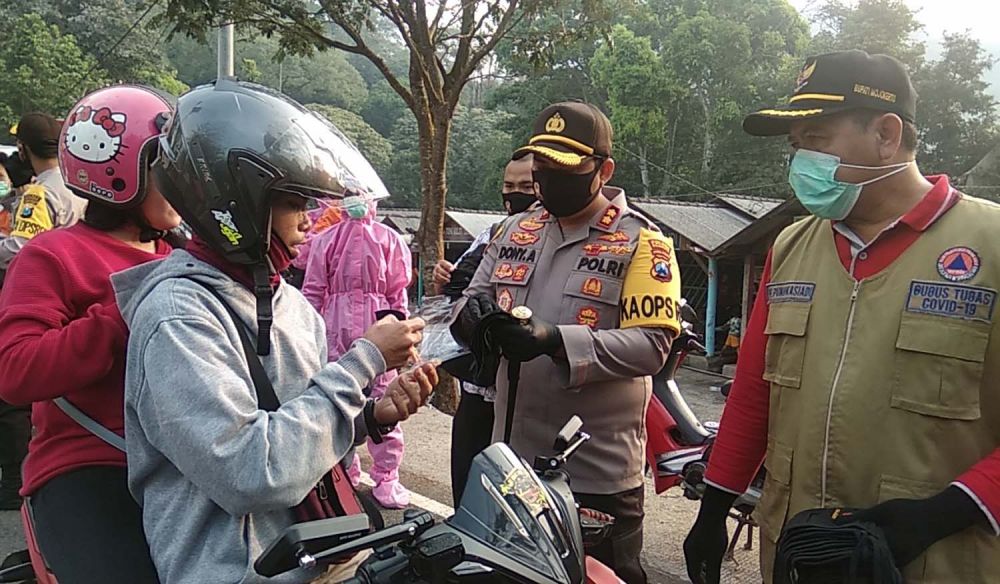 Kapolres Mojokerto AKBP Dony Alexander, Dandim 0815 Letkol Inf Dwi Mawan Sutanto dan Bupati Mojokerto Pungkasiadi membagikan masker di Pacet
