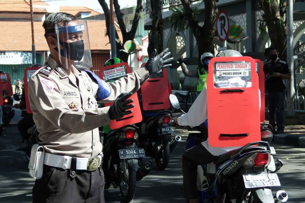 Cegah Corona, Puluhan Ojol di Gresik dapat Papan Pembatas Penumpang