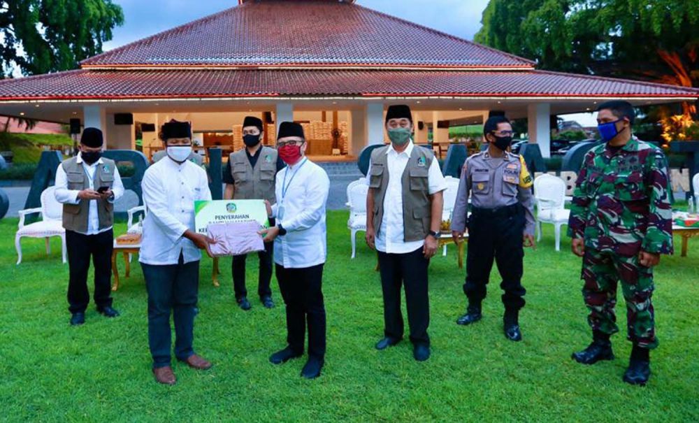 Bupati Banyuwangi Abdullah Azwar Anas saat membagikan masker kepada sejumlah kepala desa di Pendopo Sabha Swagata Blambangan