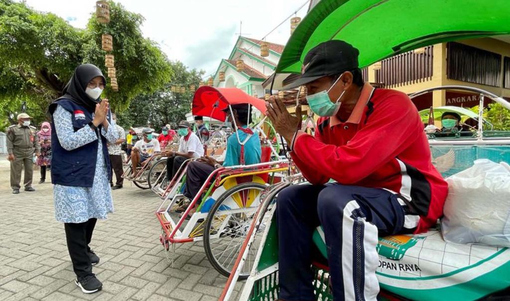 Bupati Banyuwangi Ipuk Fiestiandani membagikan sembako gratis ke para pengemudi becak
