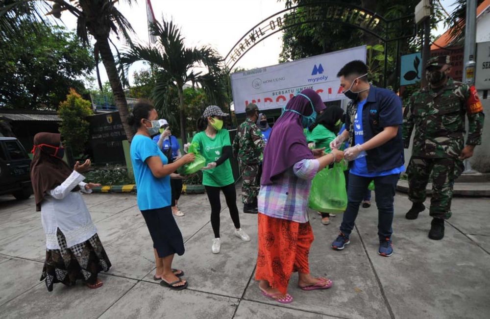 Pengusaha di Surabaya Gandeng TNI Bagikan Seribu Paket Sembako