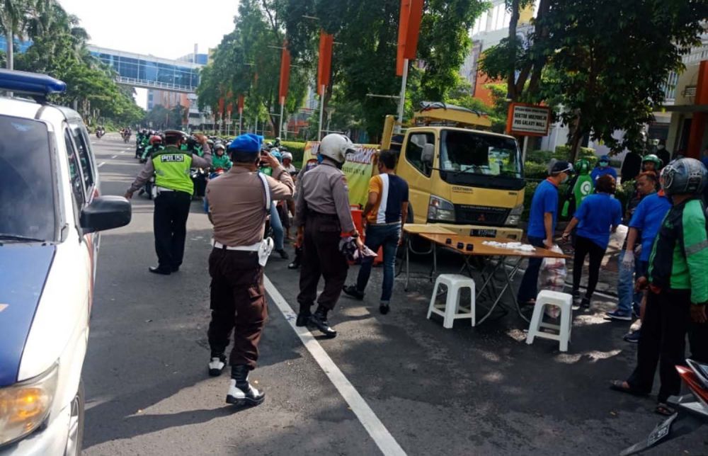 Pembagian sembako untuk para driver ojol di depan Galaxy Mall, Surabaya