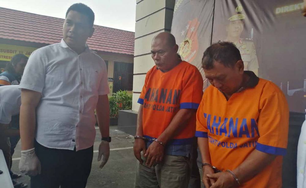 Kasubdit Jatanras Polda Jatim, AKBP Leonard Sinambela menunjukkan dua rampok sadis yang berhasil ditangkap timnya