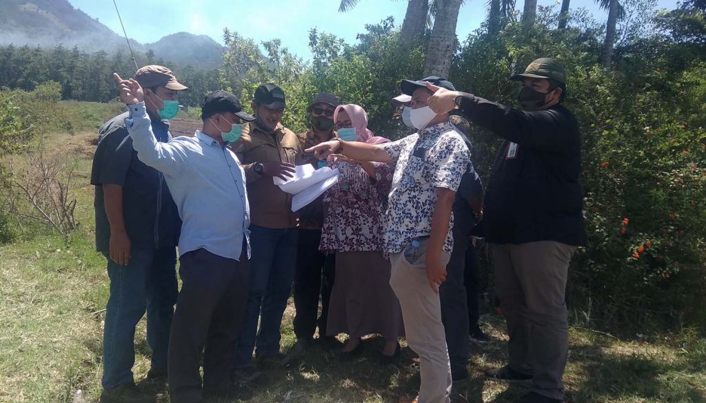 DPUPR dan Komisi C DPRD Kota Batu meninjau lokasi jalan alternatif yang bakal dibangun