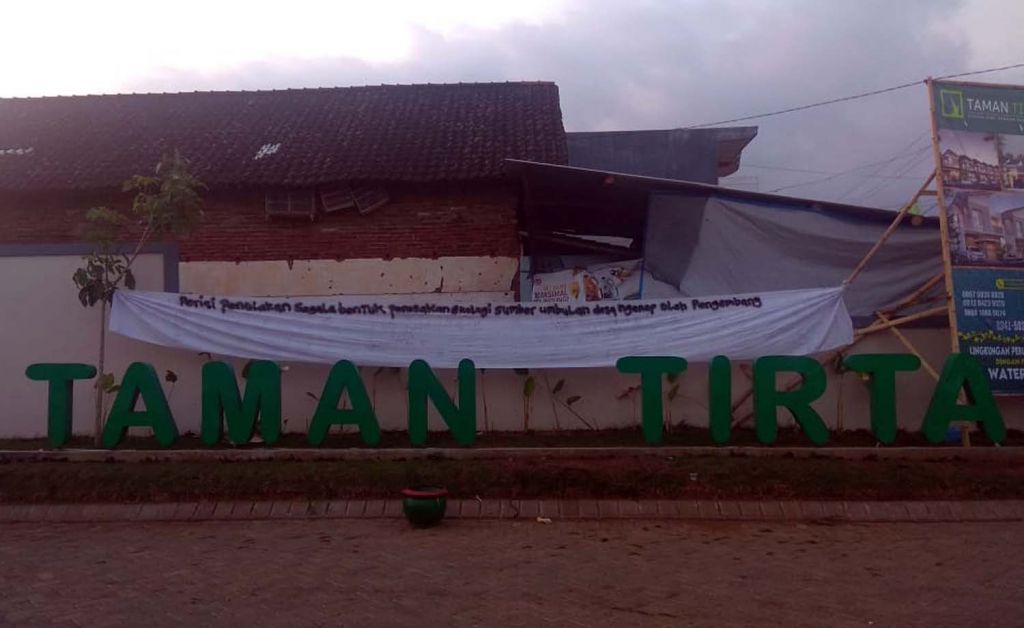 Spanduk penolakan dipasang warga di Perumahan Taman Tirta