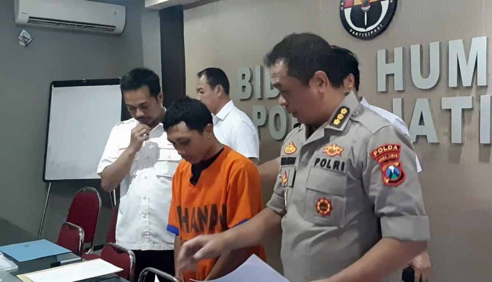 Memet, Pembina Pramuka cabul saat diamankan di Mapolda Jatim