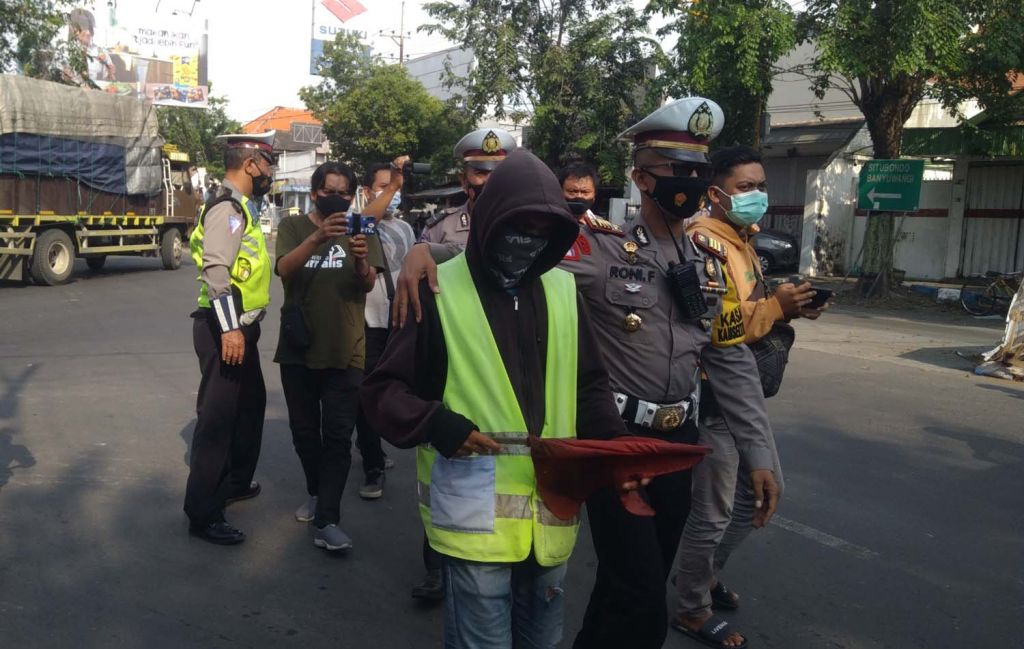 Kasatlantas Polres Probolinggo Kota, AKP Roni Faslah dan anggota memberikan pembinaan kepada para pengatur lalin sukarela