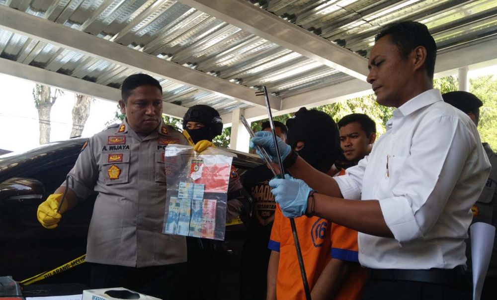 Kapolres Probolinggo Kota AKBP Ambaryadi Wijaya membeberkan tersangka pembobol ATM dan barang bukti kejahatannya