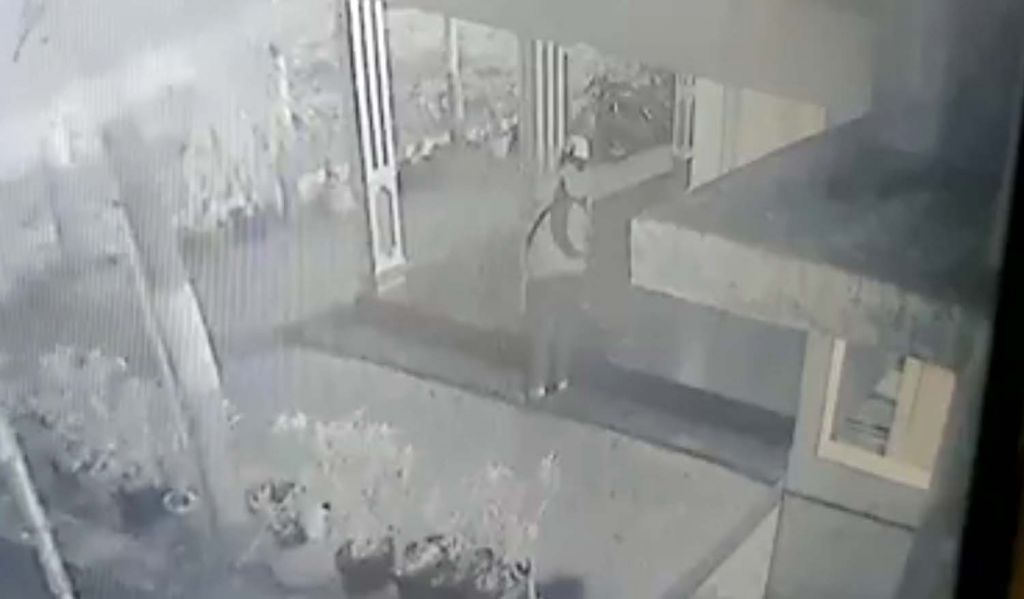 Tangkapan layar video rekaman CCTV pembobolan kotak amal musala di Mojokerto