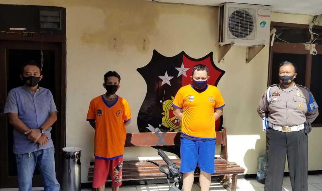 Dua pelaku pembobolan rumah bos catering diamankan di Mapolsek Genteng, Surabaya
