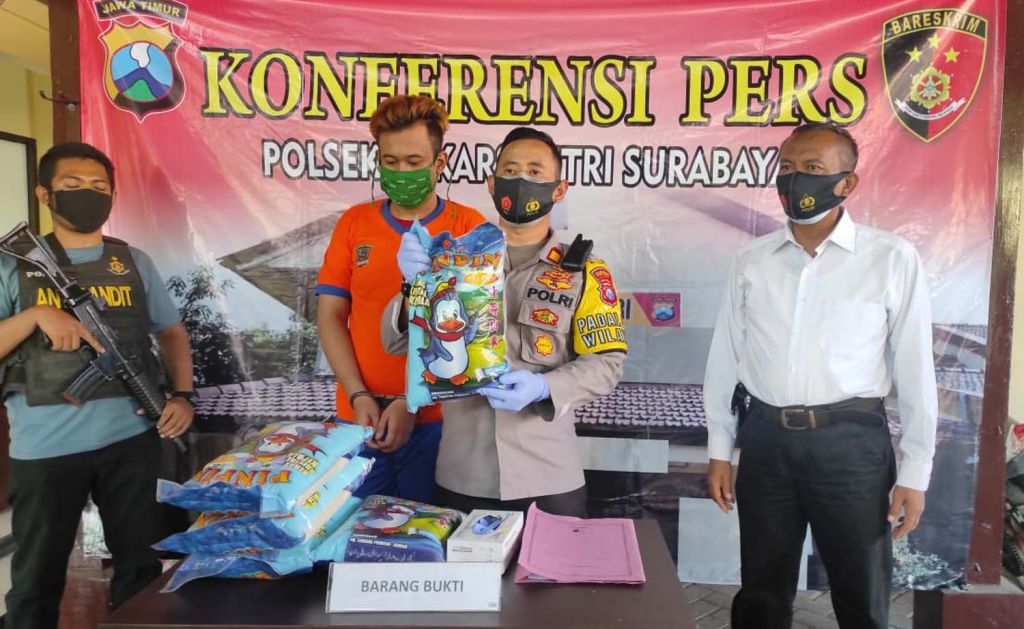 Ab, pembobol toko sembako diamankan di Mapolsek Lakarsantri, Surabaya