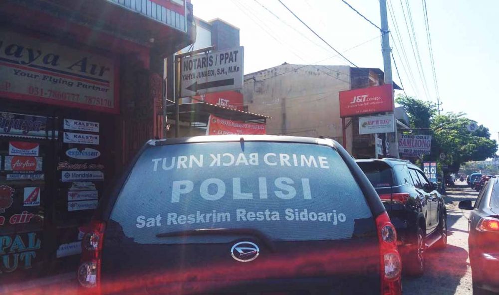 Polisi melakukan identifikasi dan olah TKP di dua kantor di Jalan Raya Taman, Sidoarjo yang dibobol komplotan pencuri 