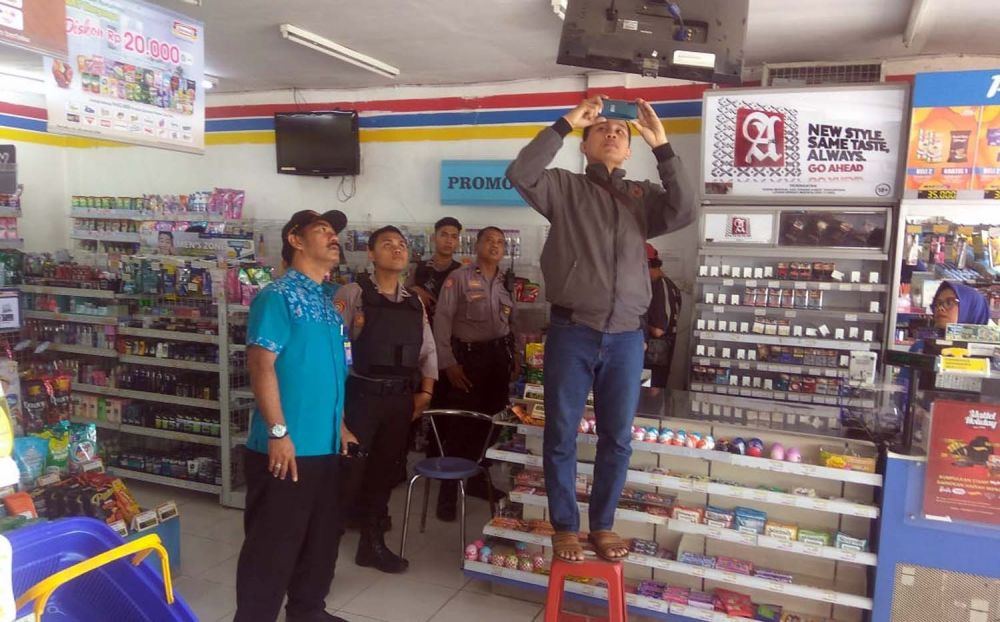 Polisi melakukan identifikasi di Indomaret di Tulungagung yang dibobol komplotan pencuri