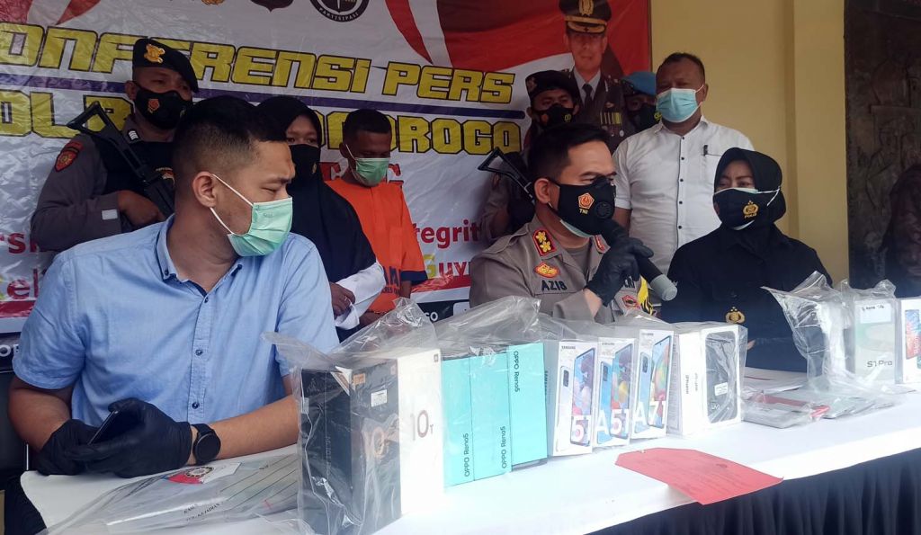 Polres Ponorogo menunjukkan barang bukti pembobolan toko handphone dan tersangka
