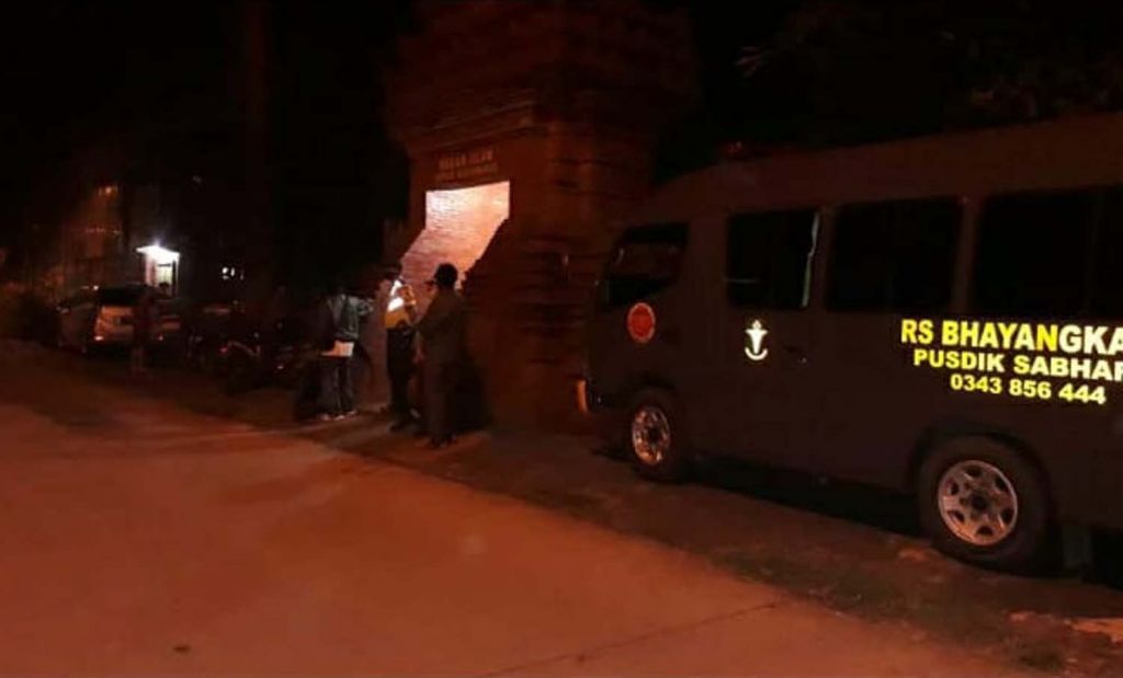 Proses pembongkaran kuburan misterius di Mojokerto