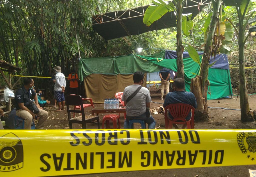 Proses pembongkaran makam di Kota Probolinggo