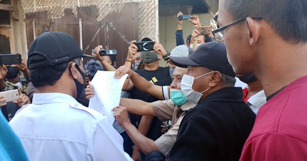 Aksi Warga di Tengah Pembongkaran Pagar Penutup Jalan Rumah Tetangga