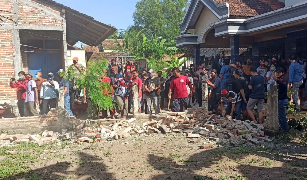 Warga membongkar pagar tembok penutup rumah tetangga di Ponorogo