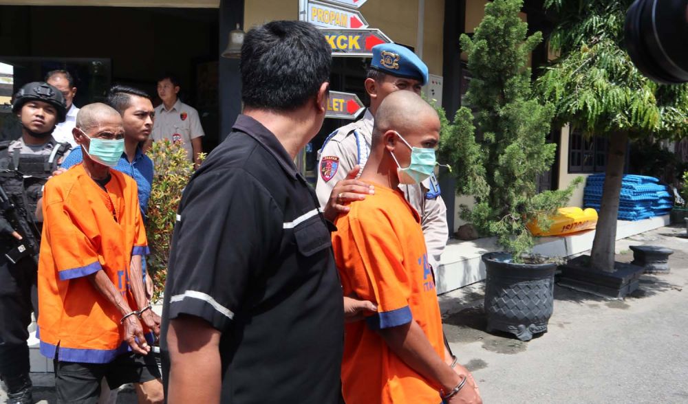 Tersangka Kn dan VAN saat digiring di Mapolres Ponorogo