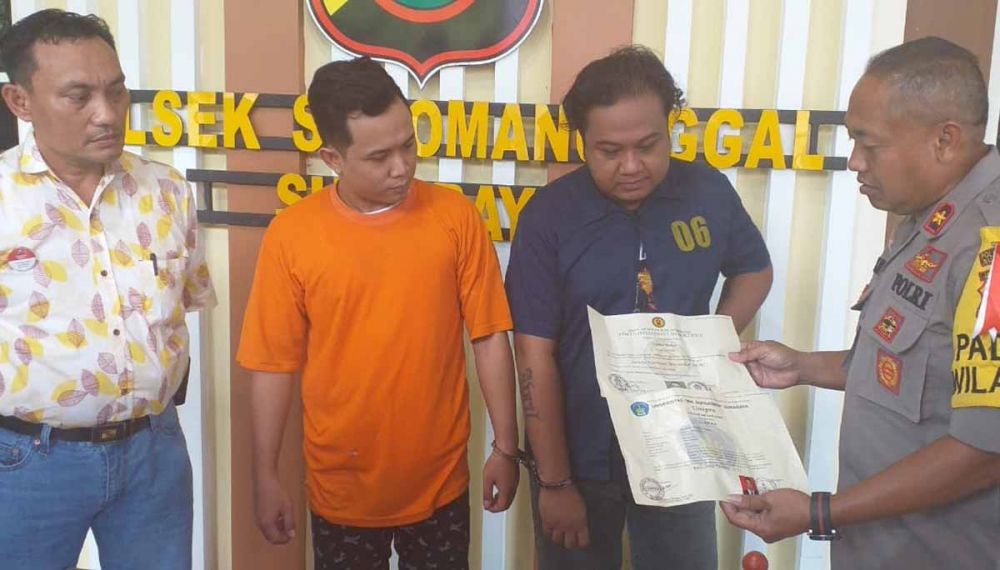 Dua pelaku sindikat pembuat ijazah palsu diamankan di Polsek Sukomanunggal, Surabaya