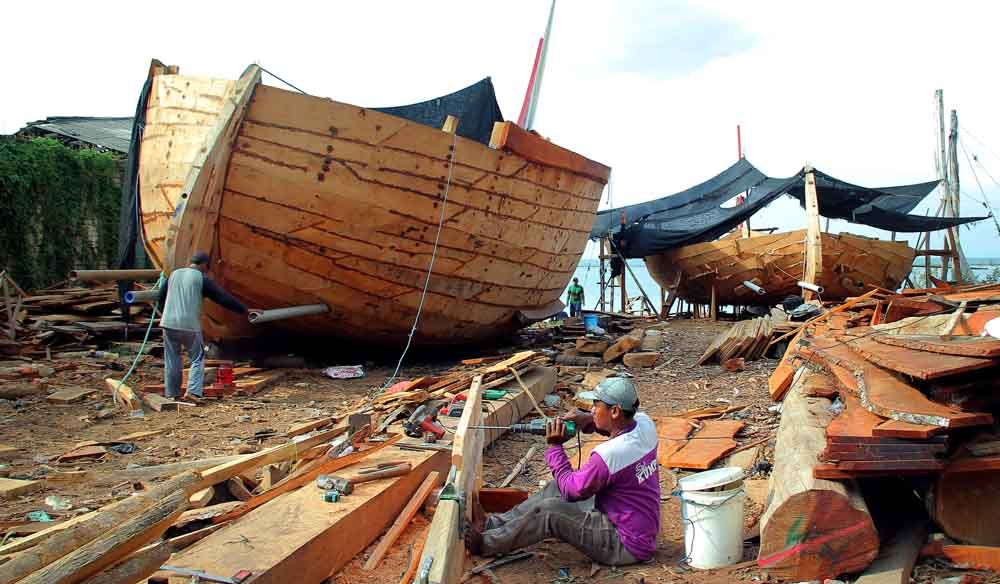 Warga Paciran Lamongan membuat perahu nelayan