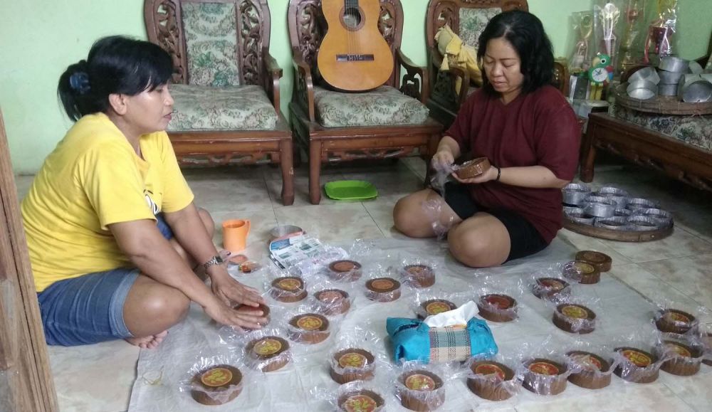 Proses pembuatan kue khas Imlek di salah satu industri rumahan di Mojokerto