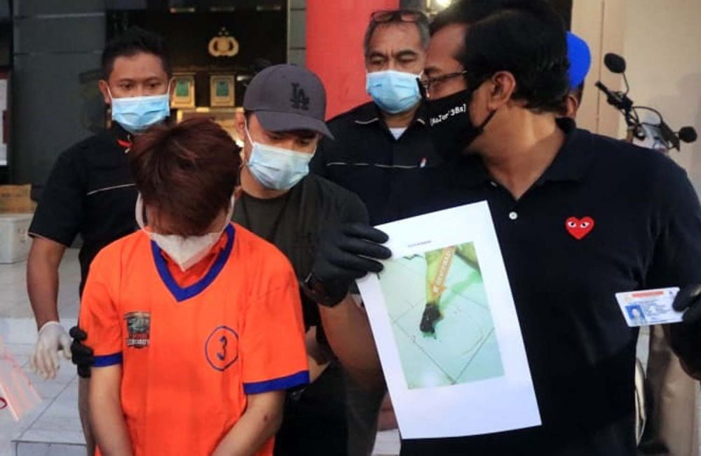 Yusron (menudukkan kepala), pembunuh Monik, tukang pijat panggilan di Surabaya