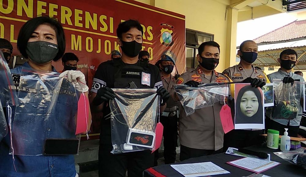 Barang  bukti dan dua pelaku pembunuhan dibeber di Mapolres Mojokerto