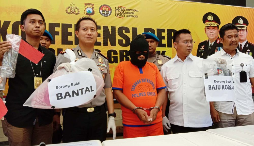 Kapolres Gresik AKBP Kusworo Wibowo menunjukkan pelaku pembunuhan dan barang bukti kejahatan pelaku