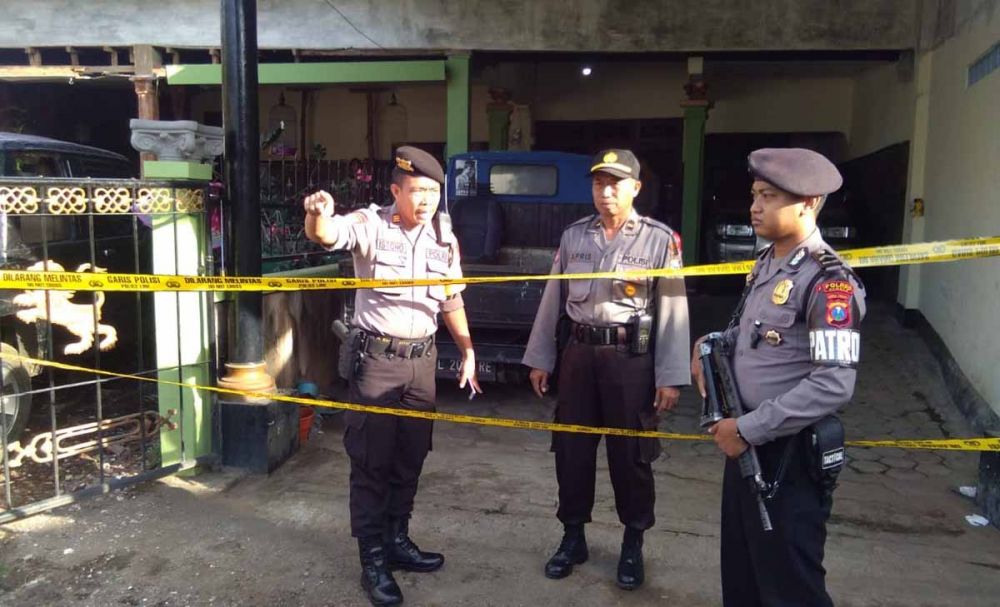 Sejumlah polisi berjaga di lokasi pembunuhan