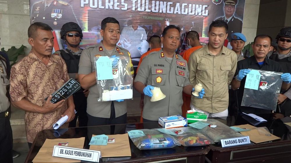 Kapolres Tulungagung AKBP Eva Guna Pandia membeberkan barang bukti dan dua tersangka pembunuhan pasutri