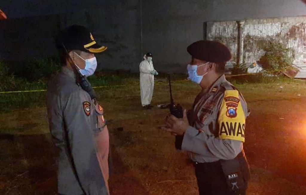 Lokasi penemuan mayat perempuan bernama Putri Ima di Surabaya dipasang garis polisi

