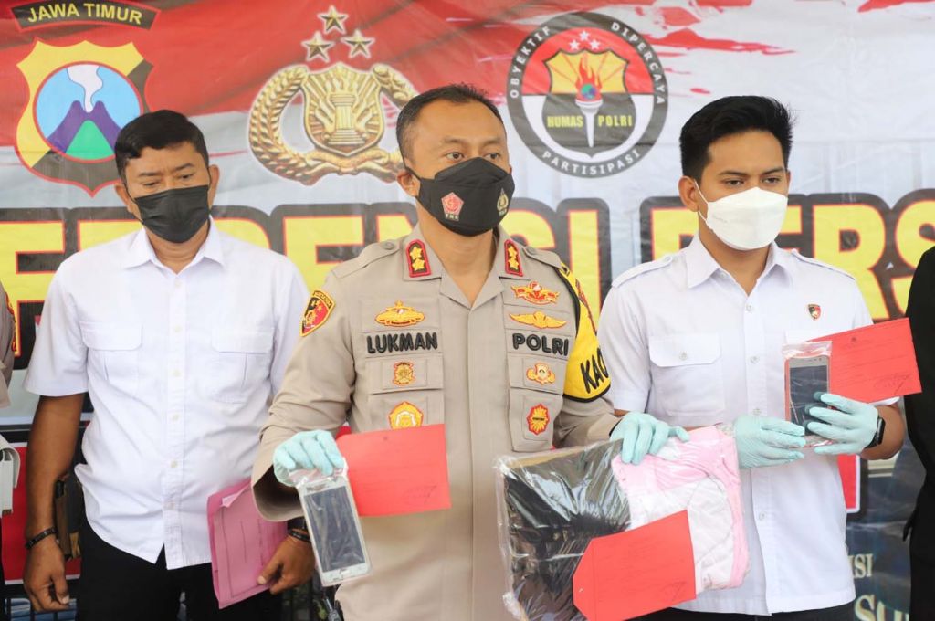 Kapolres Kediri, AKBP Lukman Cahyono (tengah) dan Kasat Reskrim AKP Rizkika Atmadha (kanan) menunjukkan barang bukti pembunuhan gadis 14 tahun