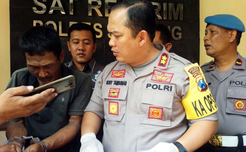 Kapolres Jombang AKBP Boby Palu'din Tambunan menginterogasi Budiono, pelaku pembunuhan