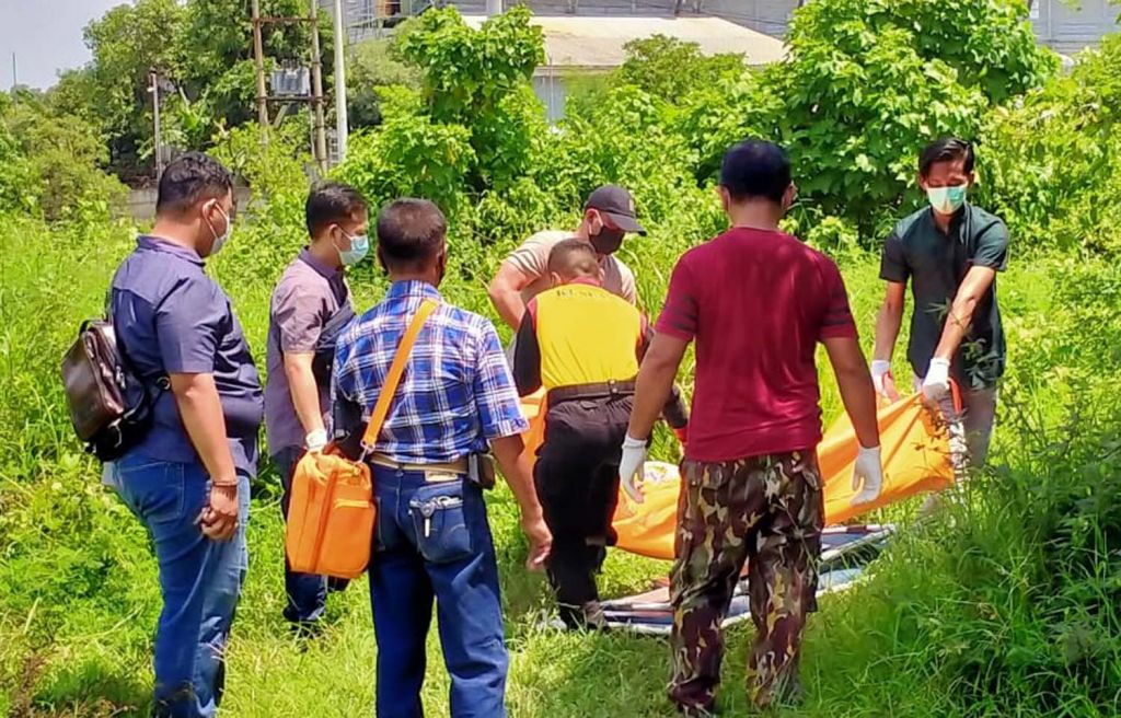 Evakuasi mayat pria dengan luka tusuk di Pasuruan